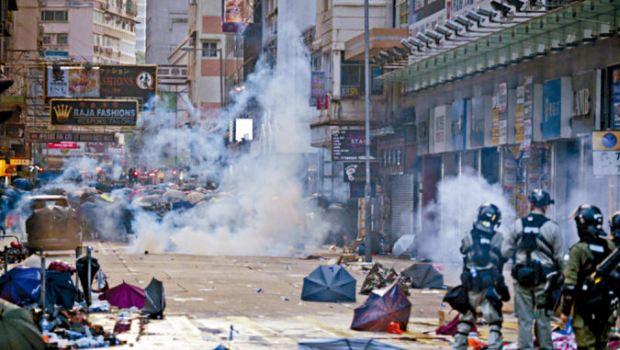 2019年11月理大冲突事件中，大批示威者响应网上号召上街与警对峙。