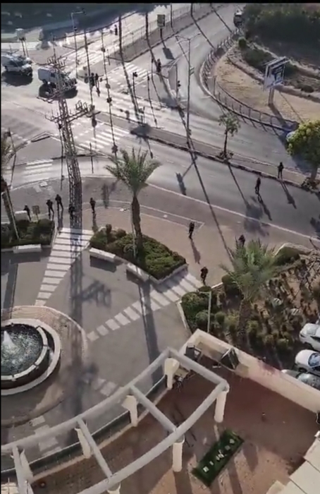 疑似武装分子在以色列南部阿什凯隆通街走。