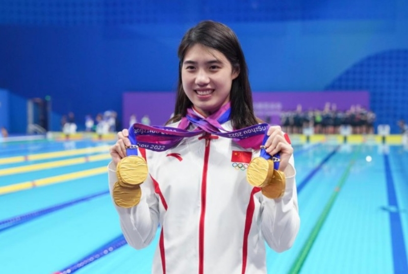 张雨霏展示获得的奖牌。新华社 张雨霏展示获得的奖牌。新华社