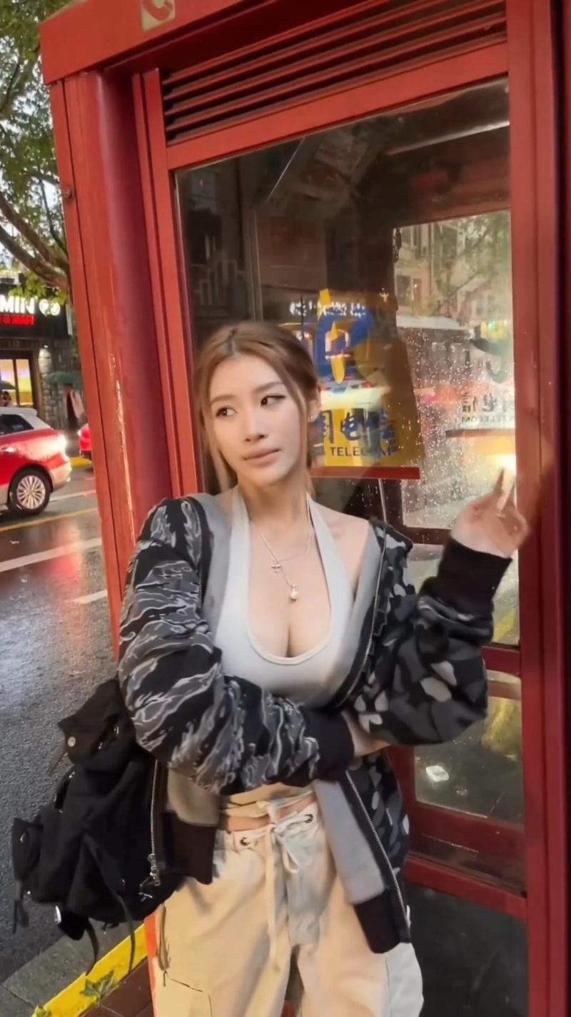 郭佩文穿着迷彩外套,紧身小背心,大晒傲人身材 郭佩文穿着迷彩外套,紧身小背心,大晒傲人身材