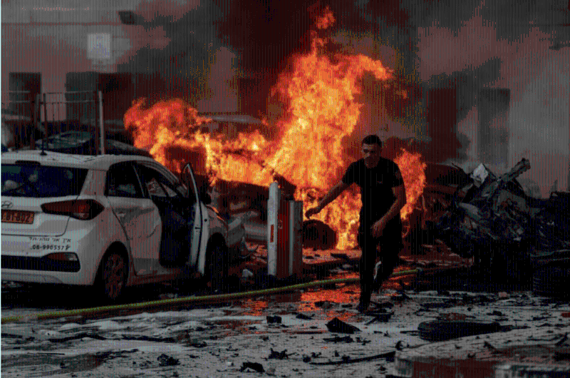 2023 年 10 月 7 日,以色列阿什凯隆,火箭从加沙地带发射后,一名男子在经历轰炸的道路上奔跑。路透社 2023 年 10 月 7 日,以色列阿什凯隆,火箭从加沙地带发射后,一名男子在经历轰炸的道路上奔跑。路透社