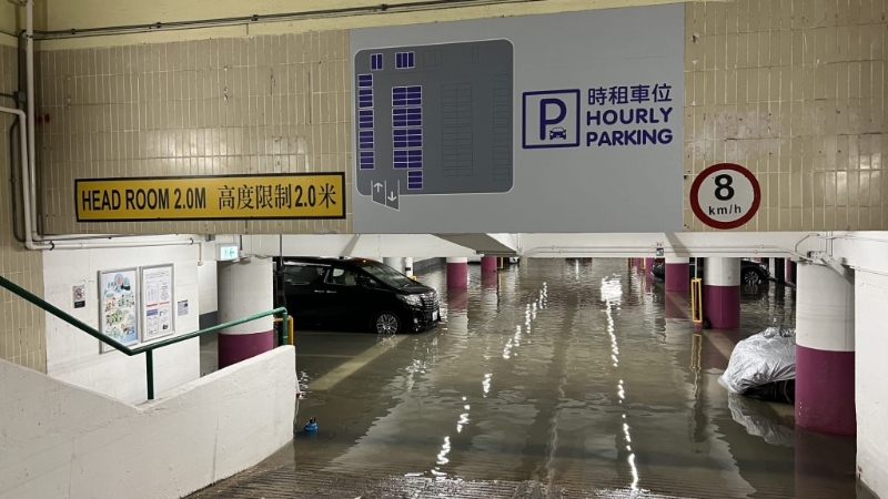 水位浸至车胎近辘軨的位置。 水位浸至车胎近辘軨的位置。