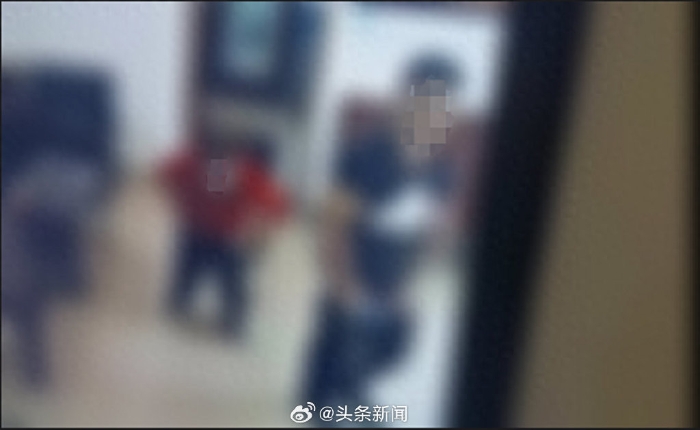 该书记在办公室和女干部上演激情画面被直播。女子身穿红衣。 该书记在办公室和女干部上演激情画面被直播。女子身穿红衣。