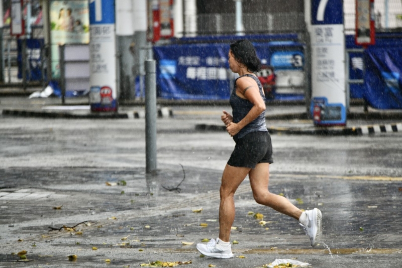 台风小犬：八号风球下尖沙咀情况。