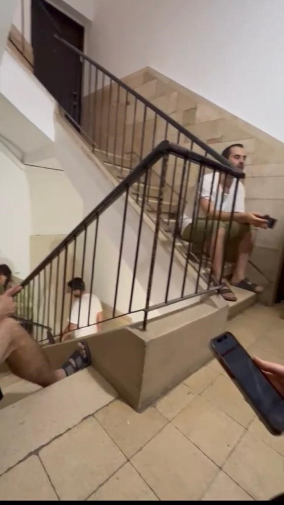 Ann在接听电话时,刚遇上了第一次的警报,故她与邻居一同躲进了楼梯间。 Ann FB Ann在接听电话时,刚遇上了第一次的警报,故她与邻居一同躲进了楼梯间。 Ann FB