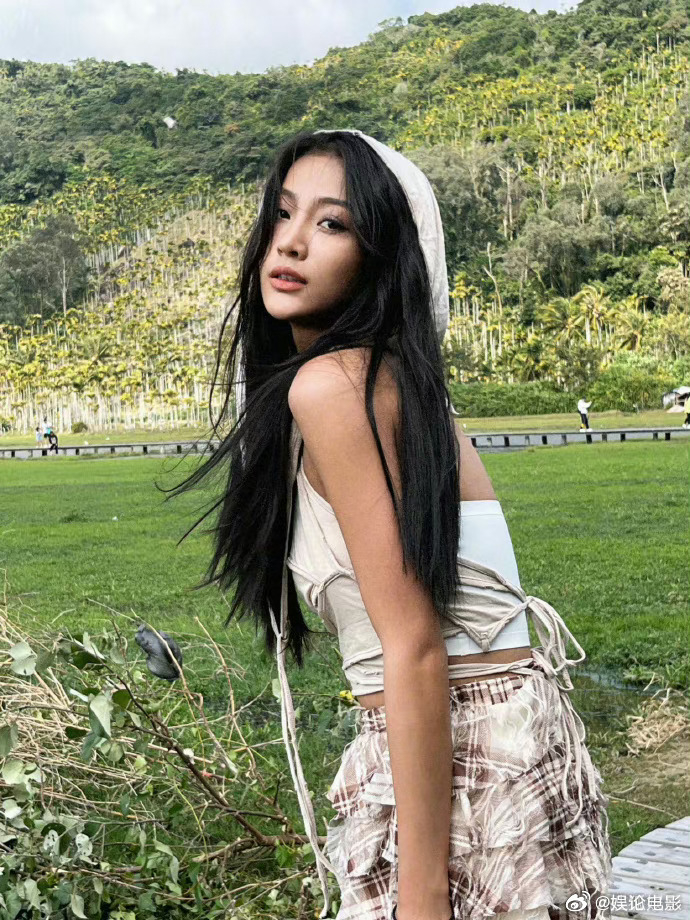 现在被爆料的绯闻女主角叫万籽麟,是新人女演员。 现在被爆料的绯闻女主角叫万籽麟,是新人女演员。