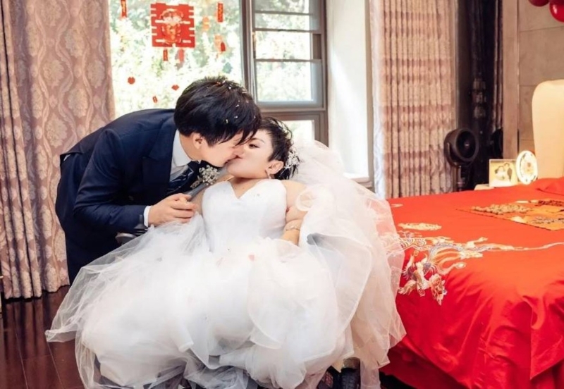 「玻璃娃娃」李喜梅与老公「大双」不时晒恩爱。