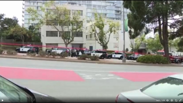 大批警车包围中领馆。