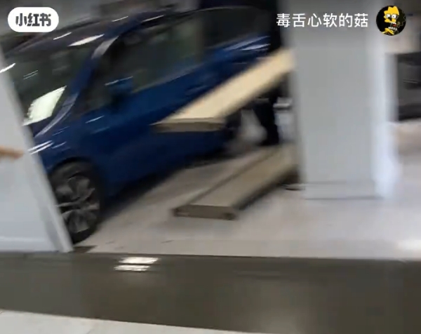 身在事发现场的网民上传视频显示，撞入签证大厅的蓝色房车