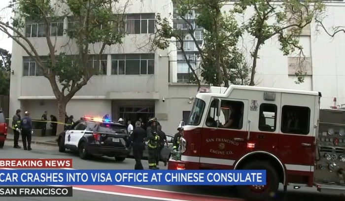 警方调查撞入大厅的蓝色房车