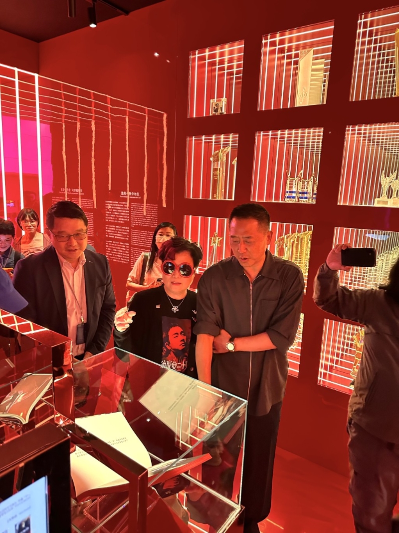 陈淑芬十分感谢唐唐借出多件张国荣珍藏品,作为今次纪念展展出之用。 陈淑芬十分感谢唐唐借出多件张国荣珍藏品,作为今次纪念展展出之用。