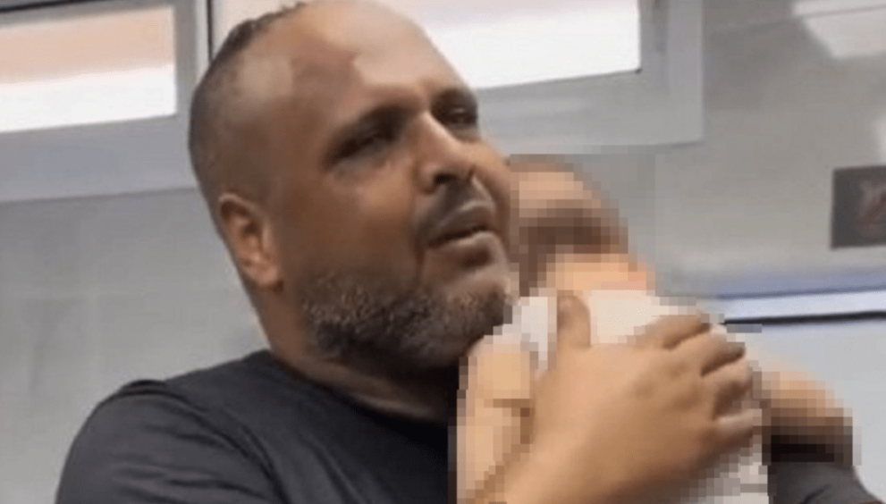 网络流传一段视频,一名巴勒斯坦的父亲在医院里,抱着于以色列空袭中不幸死亡的女儿在流泪,情景令人悲酸。 网络流传一段视频,一名巴勒斯坦的父亲在医院里,抱着于以色列空袭中不幸死亡的女儿在流泪,情景令人悲酸。