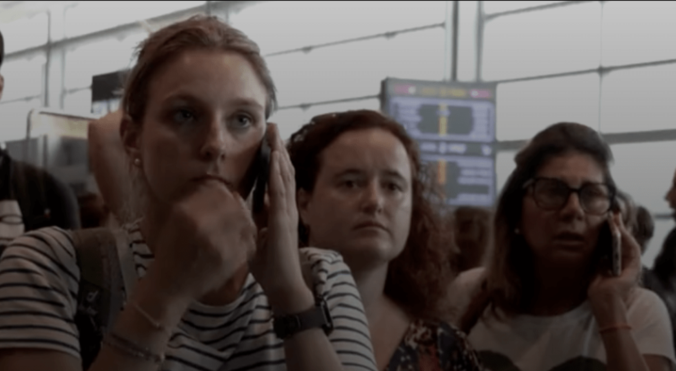 许多人急于离开以色列这片战火之地,在机场焦急地寻找航班。 路透社 许多人急于离开以色列这片战火之地,在机场焦急地寻找航班。 路透社