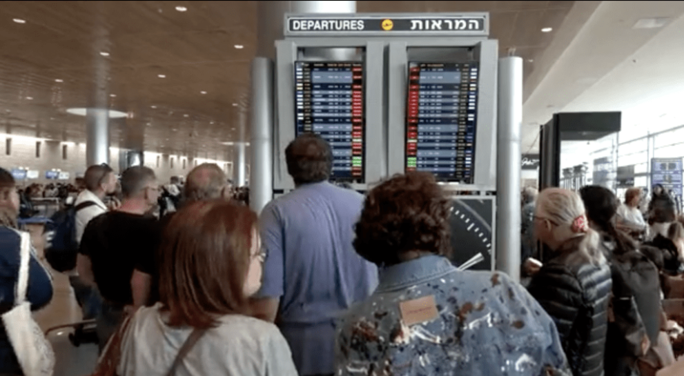 整个机场都挤满急于离开的游客。 路透社 整个机场都挤满急于离开的游客。 路透社