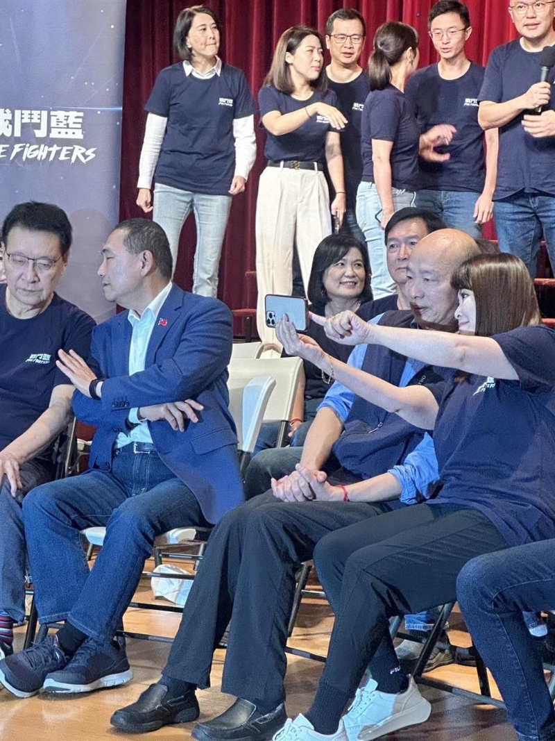 战斗蓝活动尾声，前高雄市长韩国瑜（右二）与国民党2024参选人侯友宜（左二）就未多谈，韩频被蓝营立委参选人邀请合照。