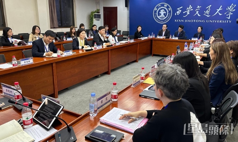 蔡若莲（前排左二）率领大学代表团于西安出席香港高校内地招生工作座谈会。 教育局提供