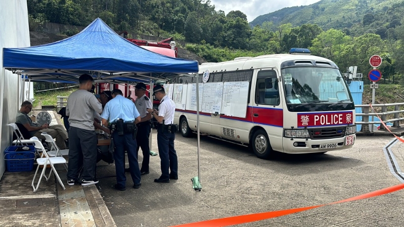 救援人员于大老山隧道口设立搜救指挥中心。 救援人员于大老山隧道口设立搜救指挥中心。