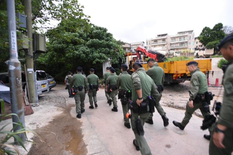 大批机动部队人员在花心坑范围搜索。 大批机动部队人员在花心坑范围搜索。