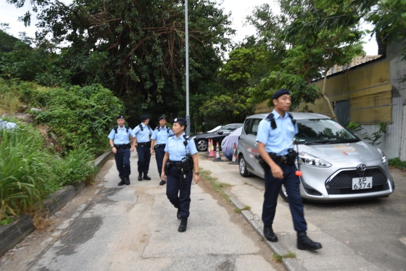 蓝帽子警员在花心坑一带大规模搜索。 蓝帽子警员在花心坑一带大规模搜索。