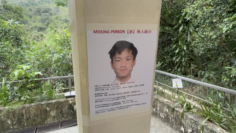 男拔旧生继续协助寻找曾宪哲,到马鞍山梅子林路及附近山径,沿途贴出印有曾宪哲相片及资料的寻人海报。 杨伟亨摄 男拔旧生继续协助寻找曾宪哲,到马鞍山梅子林路及附近山径,沿途贴出印有曾宪哲相片及资料的寻人海报。 杨伟亨摄