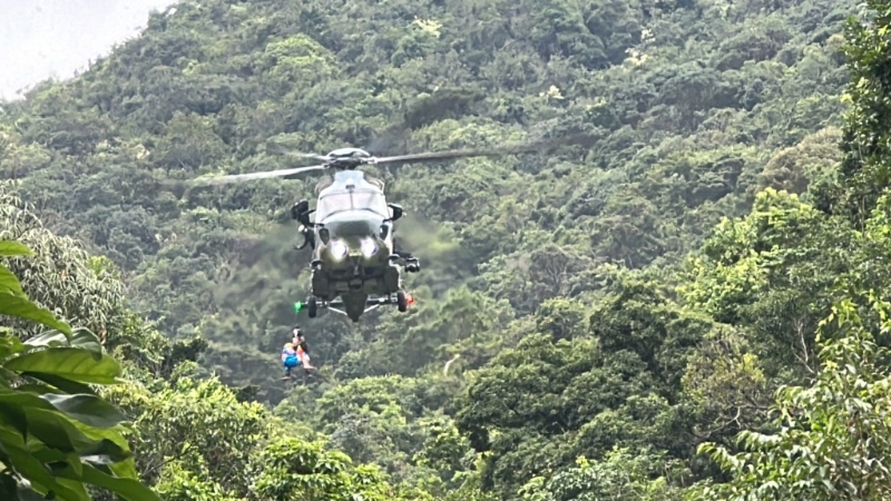 政府飞行服务队直升机到场救起曾宪哲。