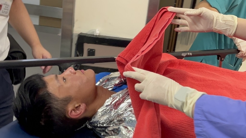 少年送院时被裹上保暖毡。 蔡楚辉摄