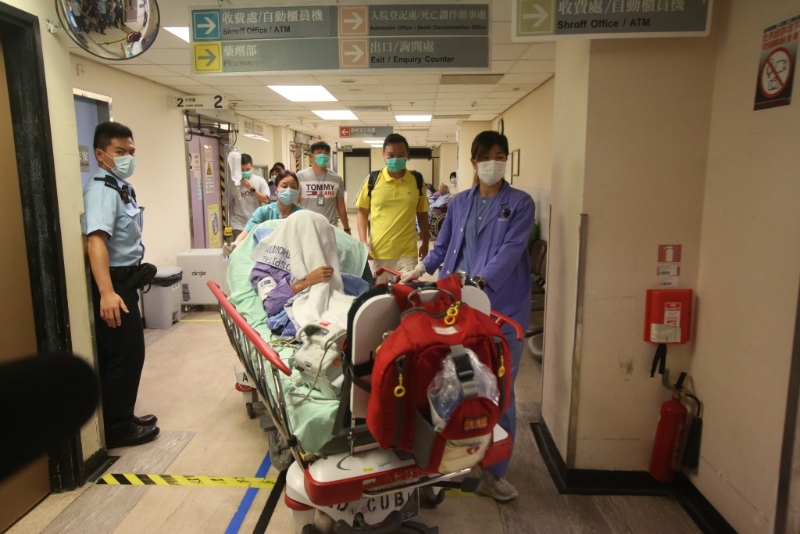 曾宪哲父母到医院探望。 蔡楚辉摄