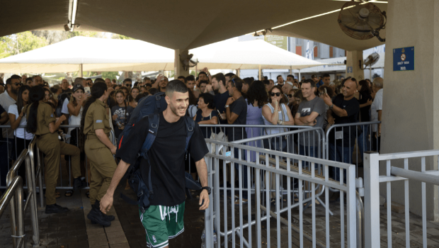 以色列国防部征召30万后备军作战,各地募兵中心挤满自愿上战场的人。 以色列国防部征召30万后备军作战,各地募兵中心挤满自愿上战场的人。