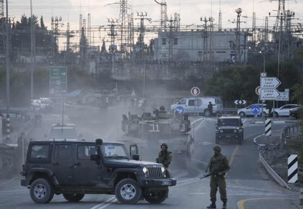 以色列上周六(7日)遭巴勒斯坦激进武装组织哈玛斯突袭,军方火速征召30万后备军作战。 以色列上周六(7日)遭巴勒斯坦激进武装组织哈玛斯突袭,军方火速征召30万后备军作战。