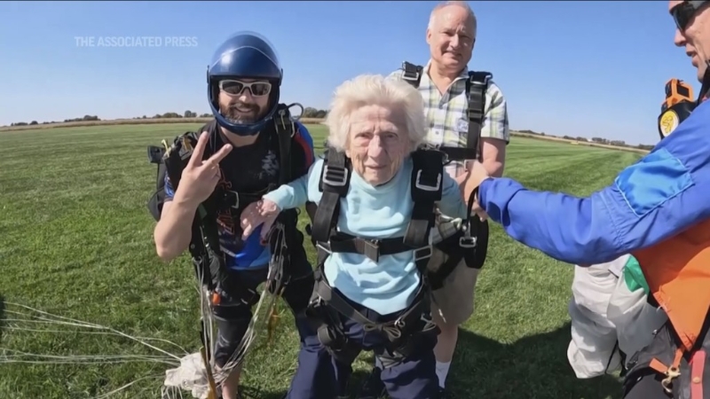 霍夫纳落地后很快便站起来，精神一振。 美联社