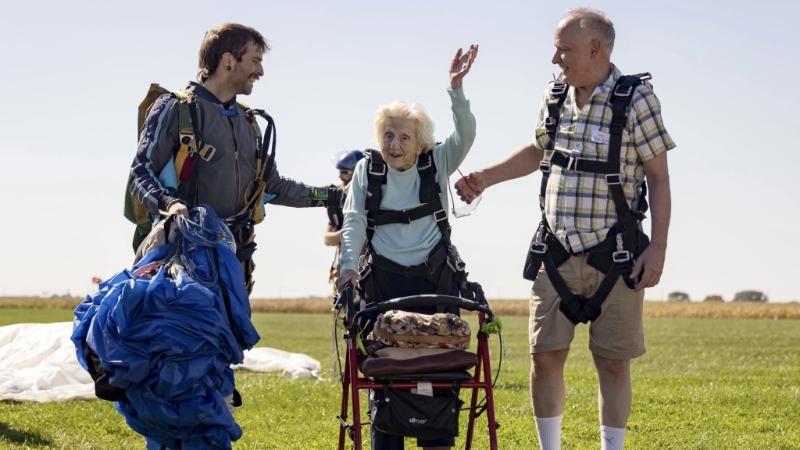 霍夫纳创下纪录后向朋友挥手，密友科南特（右）当天陪伴在侧。 美联社