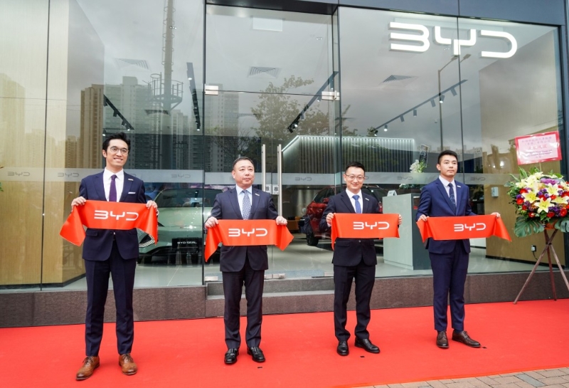 多位主礼嘉宾先后为两间全新BYD陈列室剪彩开业。 多位主礼嘉宾先后为两间全新BYD陈列室剪彩开业。