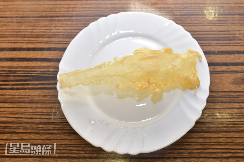 鳕鱼胶来自冰岛,体积较大,是鳕鱼的鱼标。 鳕鱼胶来自冰岛,体积较大,是鳕鱼的鱼标。