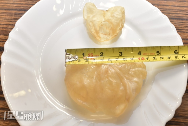 浸水放进雪柜两天后,鸡泡胶发大了差不多一倍。 浸水放进雪柜两天后,鸡泡胶发大了差不多一倍。