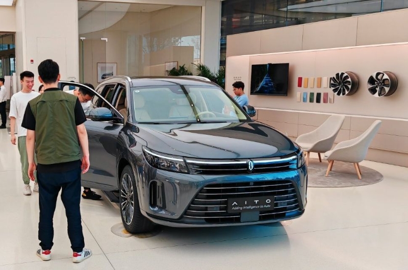 Mate 60系列爆红令华为旗舰店人流不绝,连带店内问界新M7也成为焦点。 Mate 60系列爆红令华为旗舰店人流不绝,连带店内问界新M7也成为焦点。