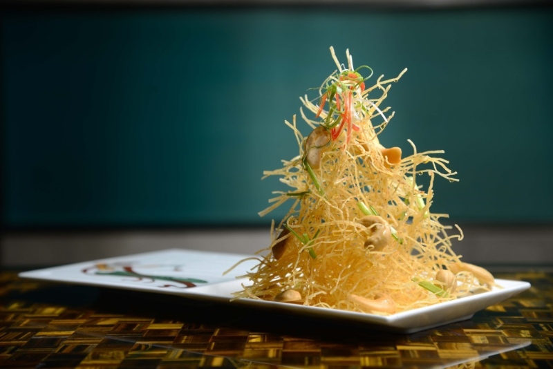 金丝脆腰果$110,金丝即炸脆的芋丝,淋上白醋混合蜜糖的酱汁,酸甜中和了油腻感。 金丝脆腰果$110,金丝即炸脆的芋丝,淋上白醋混合蜜糖的酱汁,酸甜中和了油腻感。