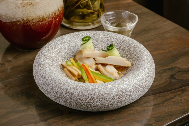 梅酒鲜鲍伴话梅淮山$288,新鲜鲍鱼以烧酒、梅酒及淮山带出爽甜口感,凉菜奉客,入口清凉爽甜。 梅酒鲜鲍伴话梅淮山$288,新鲜鲍鱼以烧酒、梅酒及淮山带出爽甜口感,凉菜奉客,入口清凉爽甜。