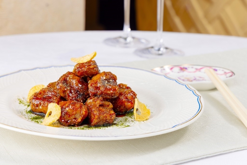 黑椒雪花牛肉$738,炸香渤海黑牛肉块表面,加牛油、黑胡椒及蚝油快炒至焦糖色,未入口先传来香气。 黑椒雪花牛肉$738,炸香渤海黑牛肉块表面,加牛油、黑胡椒及蚝油快炒至焦糖色,未入口先传来香气。