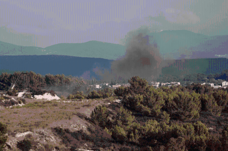 2023年10月13日,从黎巴嫩南部阿尔玛沙阿布靠近以色列边境的黎巴嫩一侧看到,遭以色列炮击后冒出浓烟。 2023年10月13日,从黎巴嫩南部阿尔玛沙阿布靠近以色列边境的黎巴嫩一侧看到,遭以色列炮击后冒出浓烟。