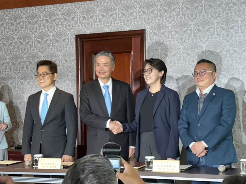 侯竞办执行长金溥聪、柯办总干事黄珊珊14日下午展开商谈,会前召开记者会。 侯竞办执行长金溥聪、柯办总干事黄珊珊14日下午展开商谈,会前召开记者会。