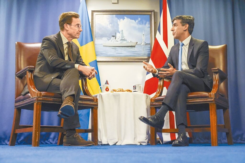 苏纳克(右)与克里斯特森(左)会谈 苏纳克(右)与克里斯特森(左)会谈