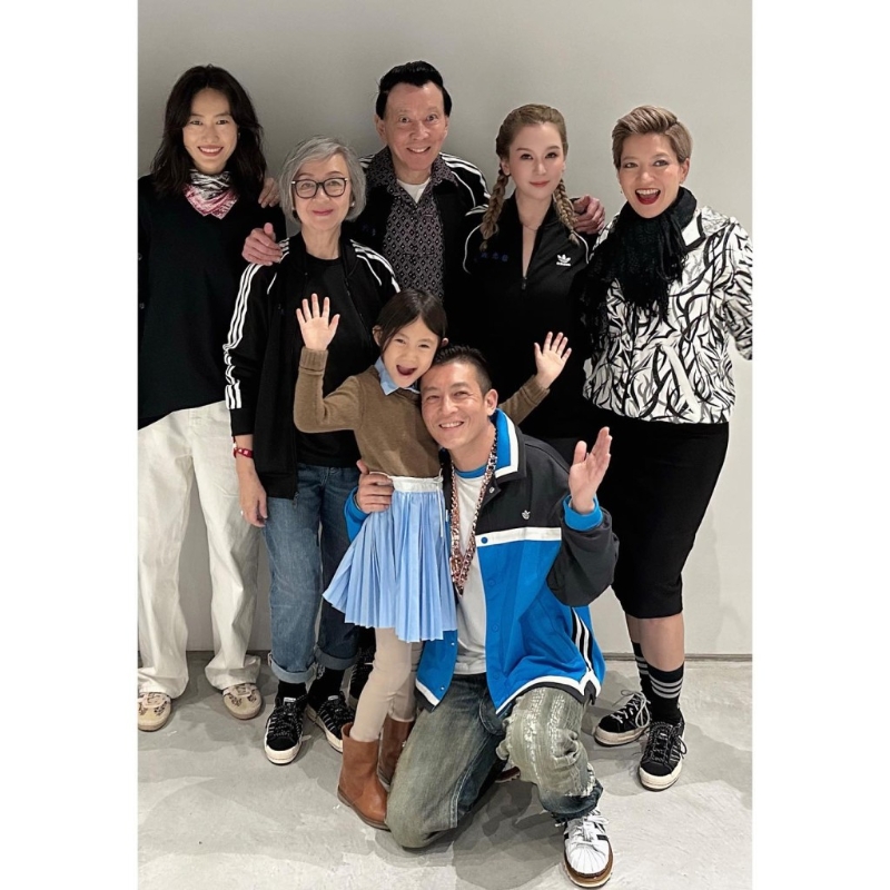 陈见飞晒出一家人合照 陈见飞晒出一家人合照