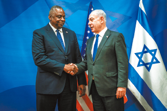 美国国防部长奥斯汀（左）访问以色列会见以总理内塔尼亚胡，承诺在人才和军火方面，给予支援。