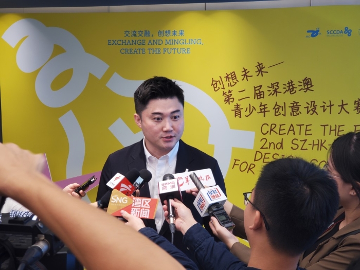 香港星岛新闻集团行政总裁兼社长蔡晋接受媒体采访。
