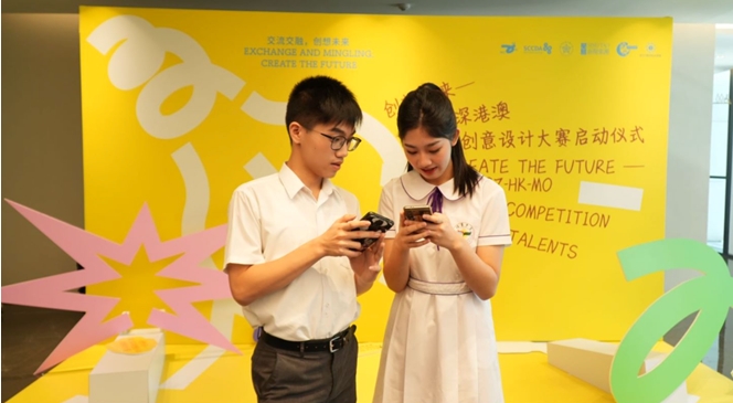 香港仁济医院靓次伯纪念中学连鑫同学与澳门培华中学陈思朗同学相互交流 香港仁济医院靓次伯纪念中学连鑫同学与澳门培华中学陈思朗同学相互交流