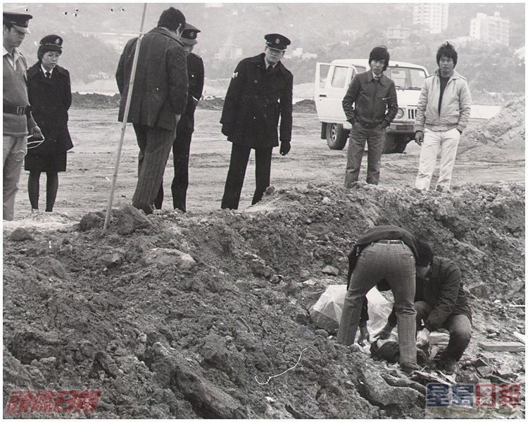 警方人员在马鞍山填海检视一截怀疑是碎尸案女死者陈凤兰之躯干“断肢”。 资料图片 警方人员在马鞍山填海检视一截怀疑是碎尸案女死者陈凤兰之躯干“断肢”。 资料图片