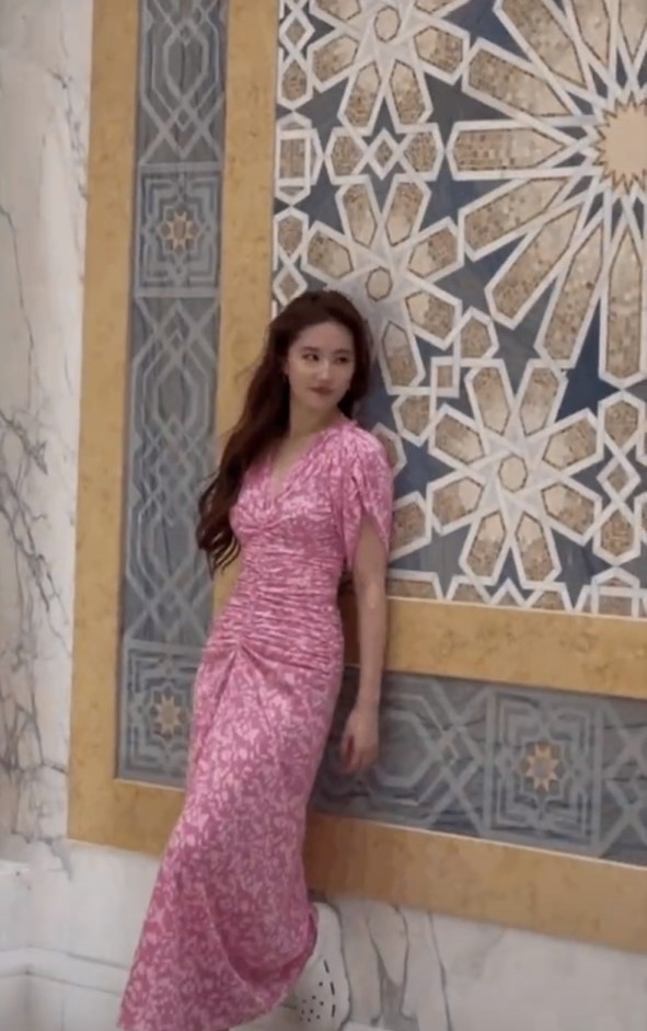 刘亦菲脚上的Crocs洞洞鞋,获网民大赞。 刘亦菲脚上的Crocs洞洞鞋,获网民大赞。