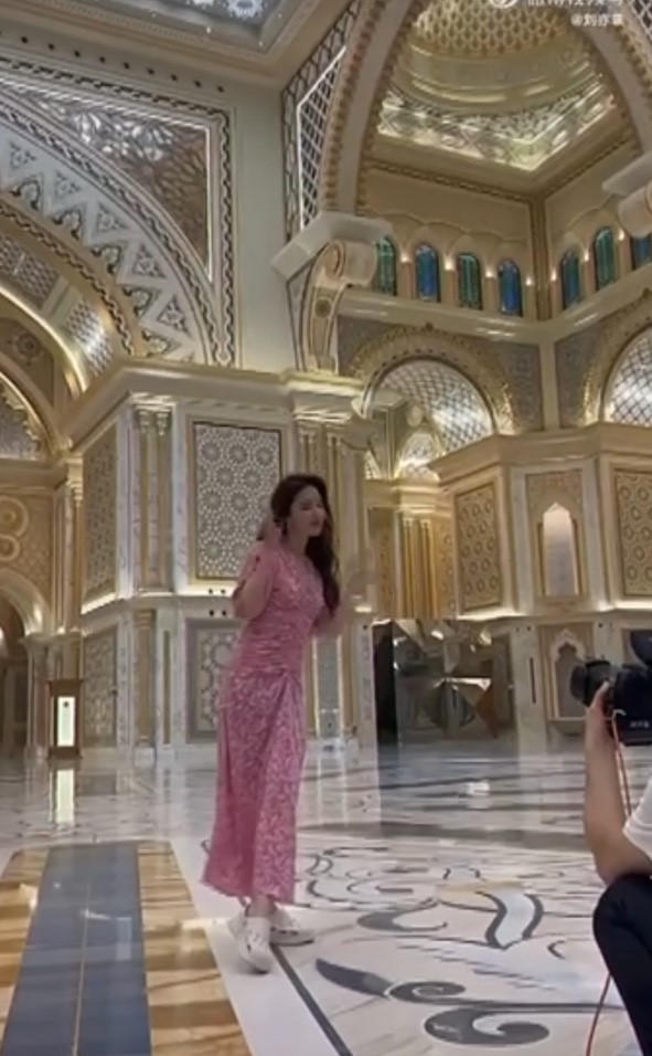 其中这一段穿粉色连身裙的片段引起网民热议。 其中这一段穿粉色连身裙的片段引起网民热议。