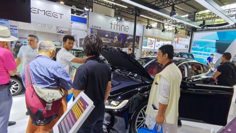 境外采购商里里外外近距离观察国产新能源车。 境外采购商里里外外近距离观察国产新能源车。