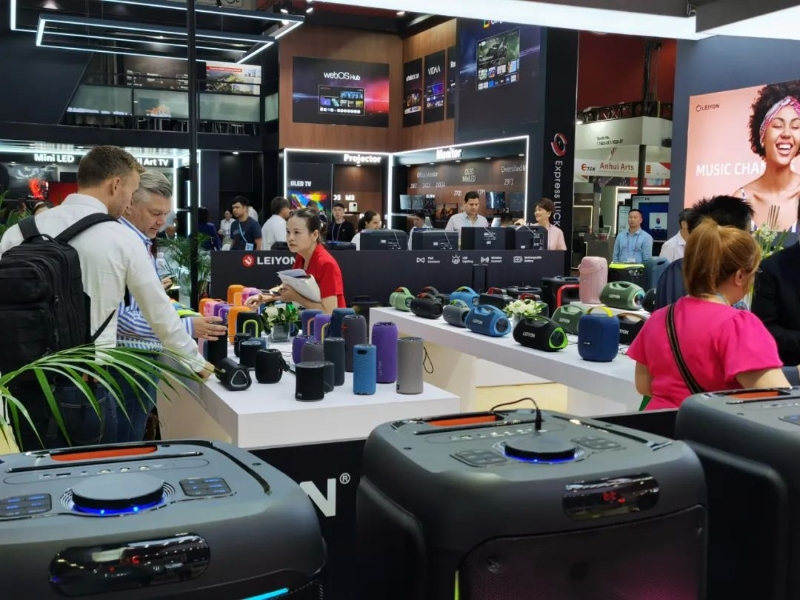 一家智能音箱参展商展位上,境外采购商仔细了解性能。 一家智能音箱参展商展位上,境外采购商仔细了解性能。